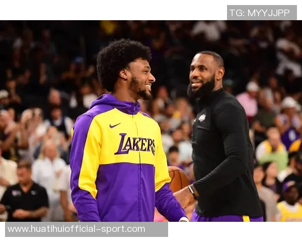 女友甜蜜发合照庆祝布朗尼21岁生日布朗尼感动转发感谢宝贝